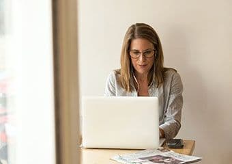 An accountant person working in a laptop