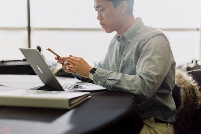 A business analyst person working in a laptop.